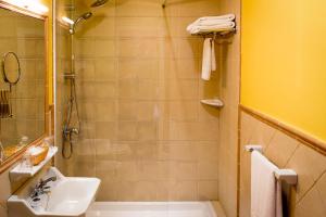 bagno con doccia e lavandino di Hotel Abanico a Siviglia