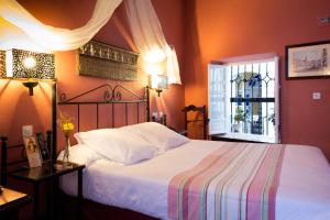 ein Schlafzimmer mit einem großen Bett und einem Fenster in der Unterkunft Hotel Abanico in Sevilla