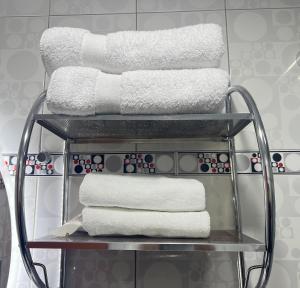 a stack of towels on a towel rack in a bathroom at Depamia in Huaraz +112 photos