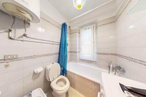 a bathroom with a toilet and a tub and a sink at [Soleado] Il primo caffè con il sole da 3 lati in Acqui Terme