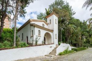 a small white church with stairs in front at Studio in Condo w/ Pool in Downtown QUI0605 in Poços de Caldas