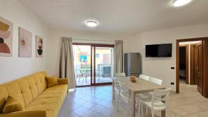 a living room with a couch and a table at Centrale! Comodo appartamento a Palau con parking! in Palau