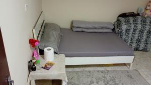 ein kleines Schlafzimmer mit einem Bett und einem Tisch in der Unterkunft Harmony House in Al Muwayqi‘ī