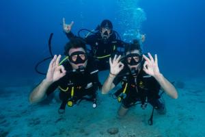 a group of people in scuba gear in the water at Chalok Reef Divers Hostel in Ko Tao