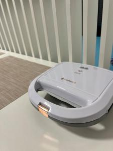a white toilet sitting on top of a crib at Suíte completa com cozinha e hidromassagem in Torres