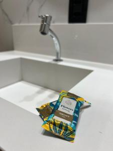 a bag of chips sitting on a counter next to a sink at Suíte completa com cozinha e hidromassagem in Torres +12 photos