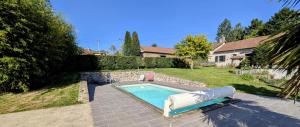 a swimming pool in the backyard of a house at Belle vue in Dournazac