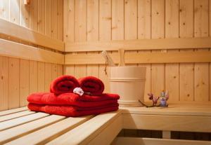 Eine Sauna mit zwei Handtüchern auf einem Regal. in der Unterkunft Chalets zum Ilsetal in Ilsenburg + 33 Fotos