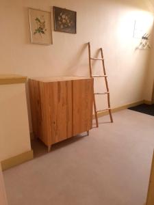 a room with a wooden cabinet and a ladder at Logement Alde Leie in Alde Leie