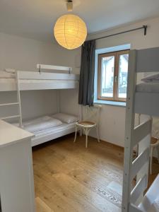 a dorm room with bunk beds and a lamp at Apartment Seeglück am Schliersee - modern, zentral, perfekt für Familien in Schliersee
