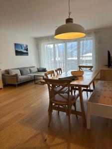 a living room with a table and chairs and a couch at Apartment Seeglück am Schliersee - modern, zentral, perfekt für Familien in Schliersee
