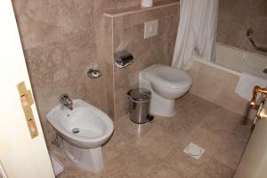 Ένα μπάνιο στο Al Qurum Resort