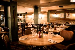 Restorāns vai citas vietas, kur ieturēt maltīti, naktsmītnē Fisherman's Haunt Hotel
