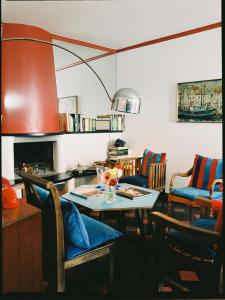 a room with a table and chairs and a kitchen at Casa Pernice in Lavagna +59 photos