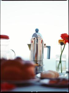 a blender sitting on a counter with a vase with a flower at Casa Pernice in Lavagna
