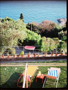 a patio with a table and chairs on the grass at Casa Pernice in Lavagna