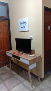 a desk with a computer on top of it at Lo de Lety in Baradero