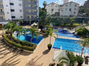 an overhead view of a pool at a resort at Flat Veredas Rio Quente-GO in Rio Quente