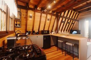 a kitchen with a stove and a counter top at Alabama Cabin - Serra Gaúcha in Picada Cafe