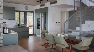 a kitchen and dining room with a table and chairs at Villa Thymari in Xiropigado