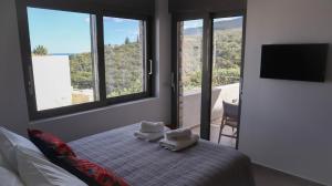 a bedroom with a bed with towels on top of it at Villa Thymari in Xiropigado