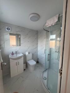 a bathroom with a toilet and a sink and a shower at London Heathrow Uxbridge Escape in Uxbridge +33 photos