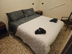 a bedroom with a bed with two hats on it at Da Papone in Massa dʼAlbe