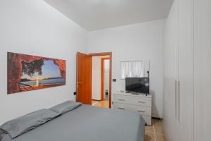 a bedroom with a bed and a flat screen tv at Casa Vacanze MaRoSa - Rapallo, Bixio in Rapallo