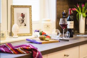 une table avec une photo de femme et un verre de vin dans l'établissement LandAroma, à Bestensee