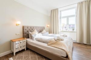 a bedroom with a large bed and a window at Lexow - Hotel an de Havenkant in Tönning