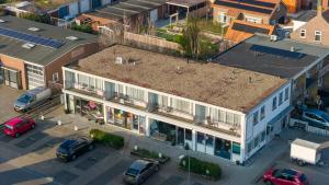 an overhead view of a building with cars parked in a parking lot at Ooststraat 21 in Zoutelande