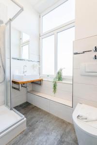 a bathroom with a sink and a window at Lexow - Hotel an de Havenkant in Tönning