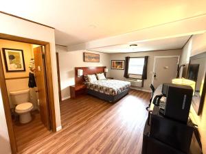 a hotel room with a bed and a television at Hunter's Friend Resort near Table Rock Lake in Branson +64 photos