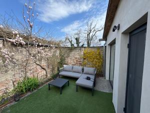 a patio with a couch and a table and a brick wall at U Paňmamky in Šakvice