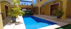 ein Swimmingpool mitten in einem Haus in der Unterkunft Casa Xanath in Tulum