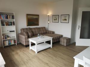 a living room with a couch and a table at RUeM-HART-I-Whg-2 in Hörnum