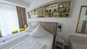 a bedroom with a bed and a picture on the wall at Hotel Residence in Bad Segeberg