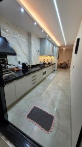 a large kitchen with a rug on the floor at Casa Tecnoshow 2026 in Rio Verde