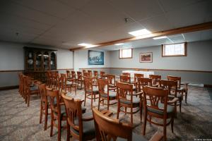 ein Raum mit vielen Stühlen und einem Tisch in der Unterkunft Hotel Tadoussac in Tadoussac