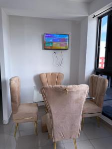 a waiting room with two chairs and a tv on the wall at Aparta Hotel Mi Dulce Amanecer 2 in Cabrera