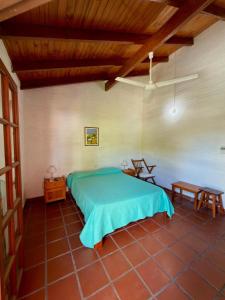 a bedroom with a green bed in a room at El Amanecer in Mina Clavero