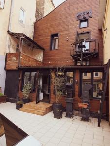 ein Gebäude mit Terrasse und Balkon in der Unterkunft Mezzanine Hotel in Odessa