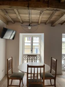 a dining room with a table and chairs at Alcacer 4-1 in Puentedeume