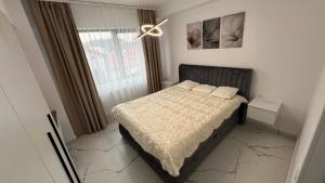 a bedroom with a bed with two pillows on it at Apartament excepțional Ramona in Râmnicu Vâlcea