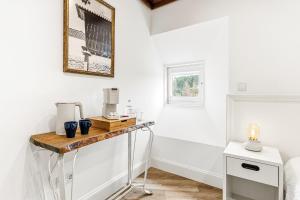 a room with white walls and a wooden table at GuestReady - Quinta da Devesa in Vila Nova de Gaia