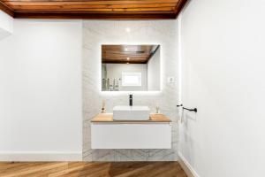 a bathroom with a white sink and a mirror at GuestReady - Quinta da Devesa in Vila Nova de Gaia +11 photos