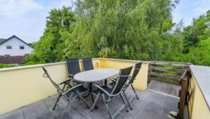 a table and four chairs on a balcony at Ruhiges und gemütliches Appartment mit Garten in Herford