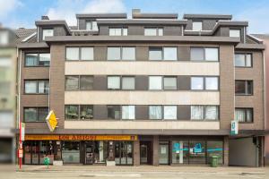 an apartment building with a store front at LEVEL22 ! Groß & Modern, Parkplatz, Balkon, Küche in Leverkusen
