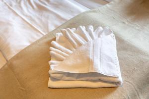 a pair of white gloves sitting on top of a bed at LEVEL22 ! Groß & Modern, Parkplatz, Balkon, Küche in Leverkusen +27 photos