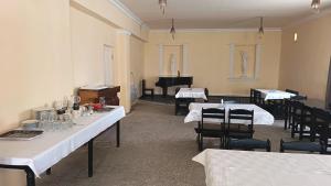 a room with tables and chairs and a piano at Kutchak AparanQ in Kʼuchʼak